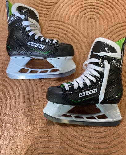 Junior Bauer XLS Hockey Skates Regular Width Size 2 (New)