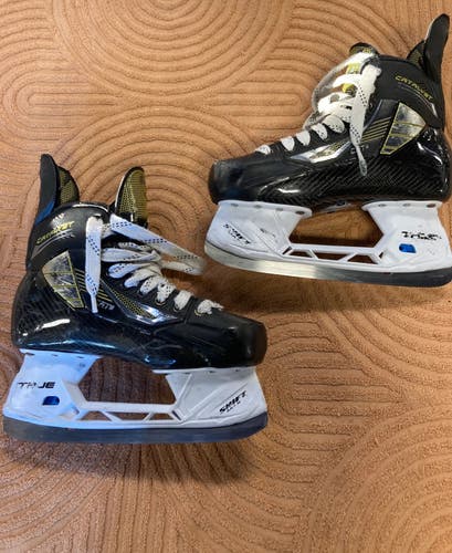 Intermediate True Catalyst 9 Hockey Skates Regular Width Size 5.5 (Used)