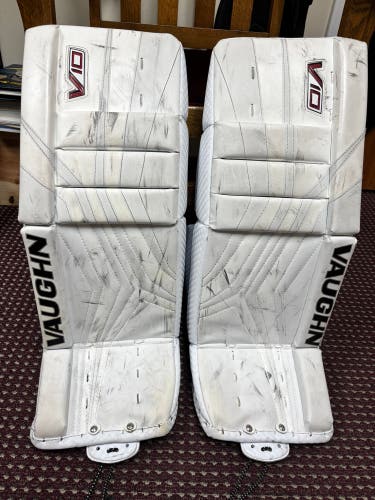 26" Vaughn V10 Goalie Leg Pads (Used)