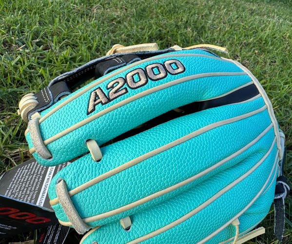 2025 Wilson A2000 1716 RH Infield Baseball Glove 11.5" (New)