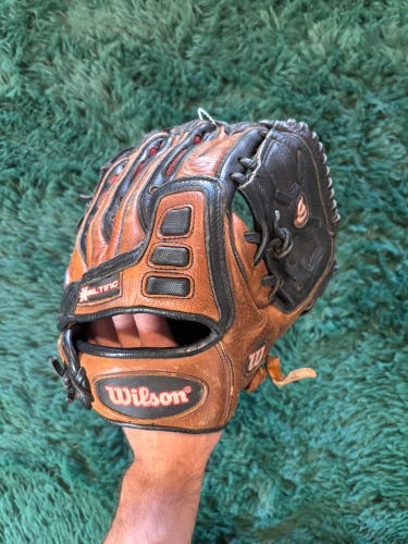 Wilson A900 RH Pitcher's Baseball Glove 11"