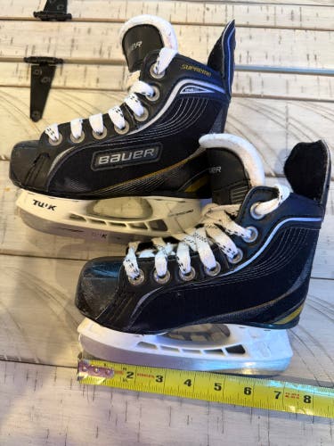 2011 Bauer Supreme One20 Youth Hockey Skates Regular Width Youth Size 9 (Used)