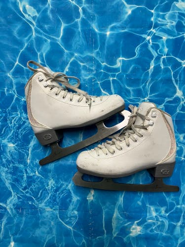 Riedell Figure Skates Junior 3 (Used)