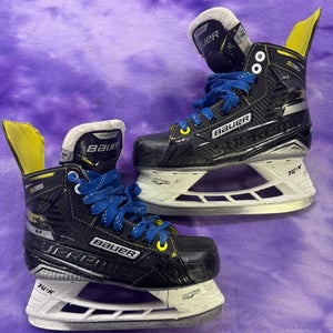 Junior Bauer Supreme S35 Hockey Skates Regular Width Size 3.5 (Used)