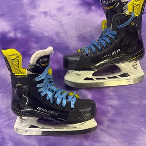 Intermediate Bauer Supreme M4 Hockey Skates Size 5.5 (Used)