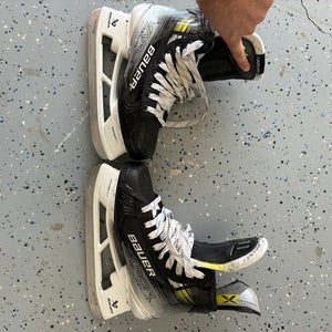 2023 Bauer Vapor Hyperlite 2 Hockey Skates Regular Width Pro Stock 8.5 (Used)
