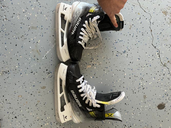 2023 Bauer Vapor Hyperlite 2 Hockey Skates Regular Width Pro Stock 8.5 (Used)