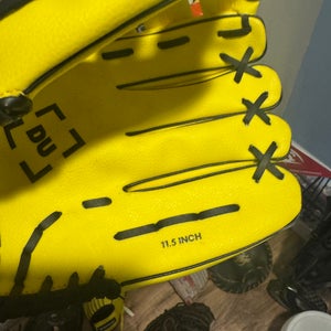 RH Baseball Glove 11" (New)