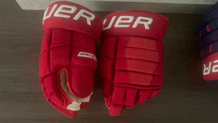 Patrick Kane  Detroit Red Wings 2023-24 Senior Bauer Pro Series Gloves 14" Pro Stock