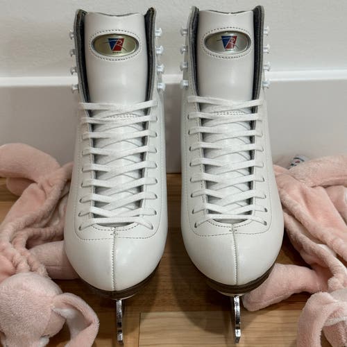 Riedell Model 121 Ladies Girls White Figure Ice Skates Size 5 W