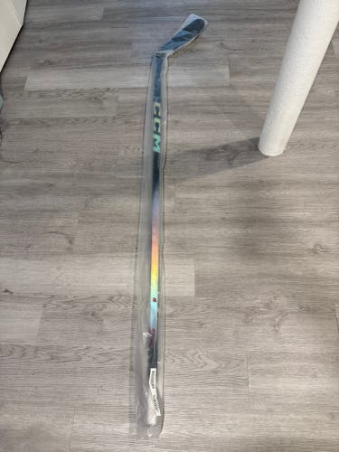 Intermediate CCM JetSpeed Right Handed Hockey Stick P28 65 Flex (New)