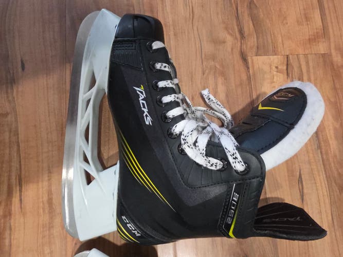 CCM Tacks 3052 Hockey Skates Regular Width 5 (Used)
