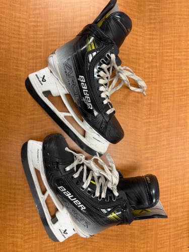 2023 Bauer Vapor Hyperlite 2 Hockey Skates Regular Width Size 6.5 (Used)