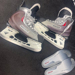Pro stock Bauer x60 skates mint condition. R 7.5 D/A      L 6-3/4 D/A
