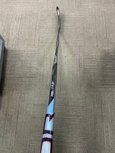 Senior Bauer Vapor Hyperlite 2 Right Handed Hockey Stick P28 77 Flex (New)