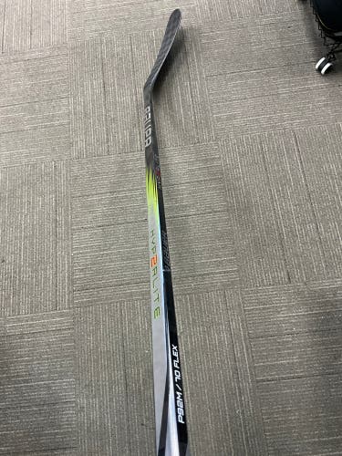 Senior Bauer Vapor Hyperlite 2 Right Handed Hockey Stick P92M 70 Flex (New)