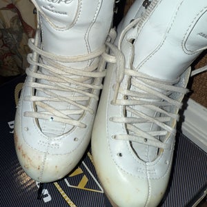 Jackson Ultima Figure Skates B (Used) with Pattern 99 Blades size  Junior 3.5