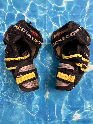 Junior Medium CCM Tacks AS-V Elbow Pads (Used)