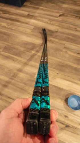 2 Pack Senior Bauer Twitch Right Handed Hockey Stick P28 87 Flex (New)