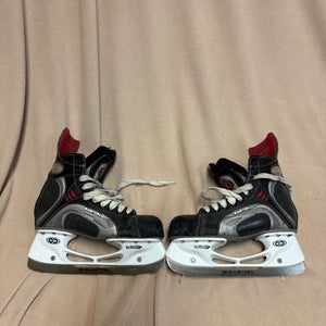 Easton Synergy 900 Hockey Skates Regular Width 5 (Used)
