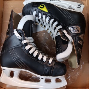 Graf Supra 502 Hockey Skates Regular Width Size 1.5 (New)