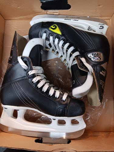 Graf Supra 502 Hockey Skates Regular Width Size 1.5 (New)