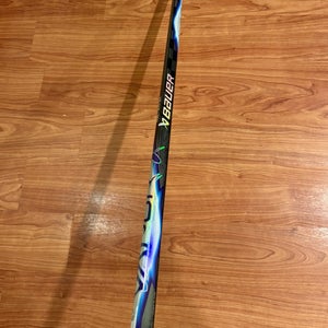 Intermediate Bauer Vapor FlyLite Right Handed Hockey Stick P28 40 Flex (New)