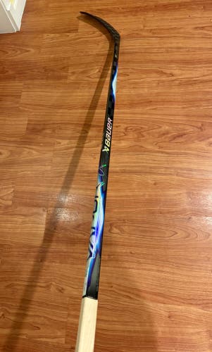 Intermediate Bauer Vapor FlyLite Right Handed Hockey Stick P28 40 Flex (New)