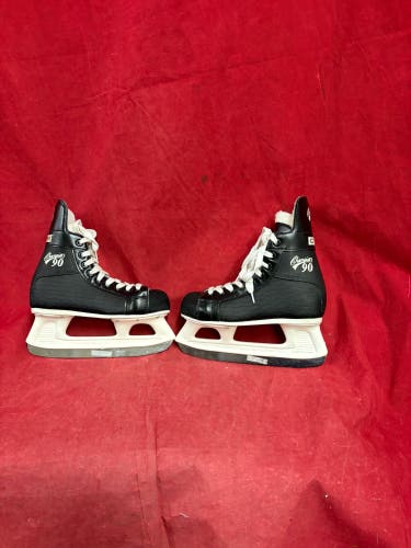 Ice Skates: CCM Hockey Skates Size 3 (Used)