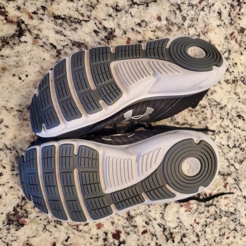 Black Unisex 4Y (Big Kids / Youth) Youth Under Armour Shoes (Used)