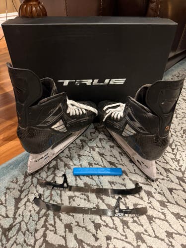 True Pro Custom Hockey Skates Size 6.5 (Used)