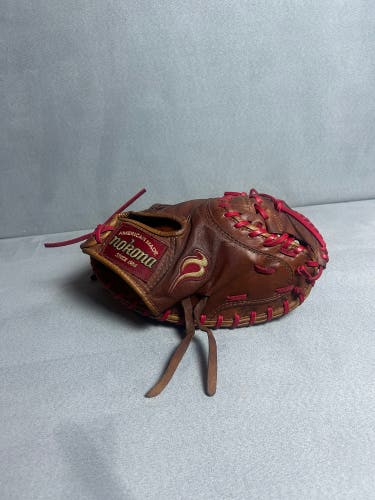 Nokona RH Catcher's Glove 32" (Used)