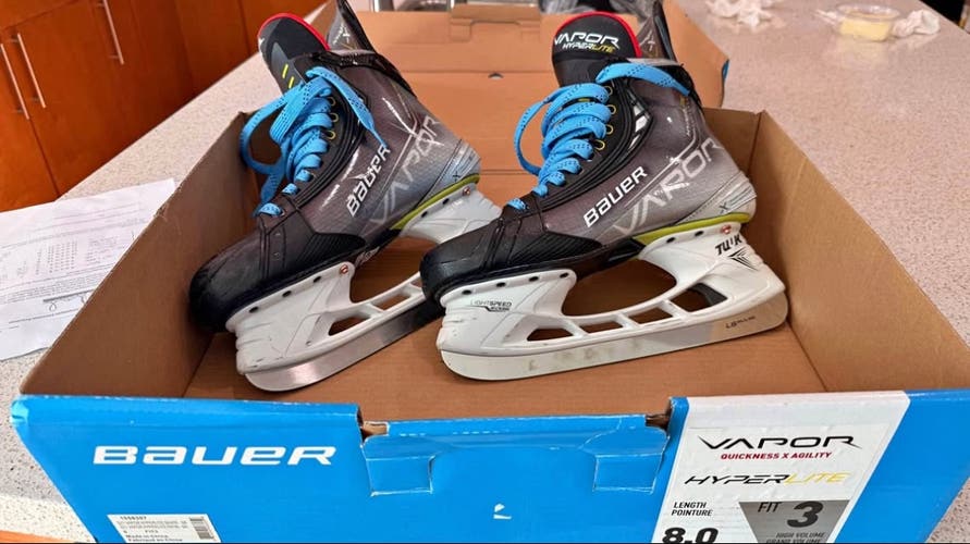 2021 Bauer Vapor Hyperlite Hockey Skates Regular Width 8 (Used)