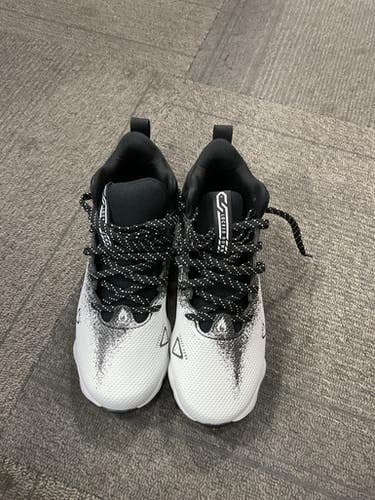 Used Under Armour LOCKED DOWN Jr FB Cleats Black And White Junior 03.5 11614-S000228701