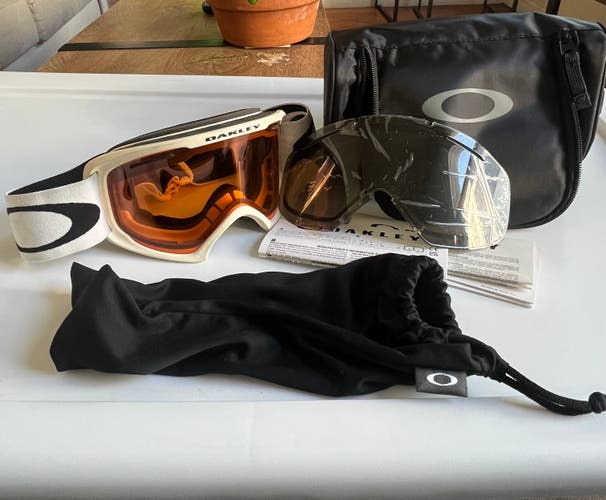 Unisex Oakley Snowboard/Ski Goggles (Used) - Two Lenses (One New)