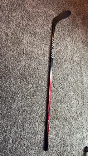 Senior Bauer Vapor Hyperlite 2 Right Handed Hockey Stick P28 77 Flex (Used)