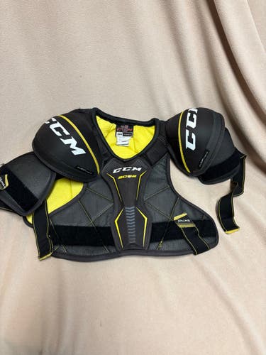 Small Senior CCM 3052 Shoulder Pads (Used)