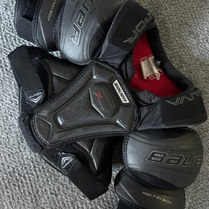 Small Junior Bauer Vapor X900 Lite Shoulder Pads (Used)