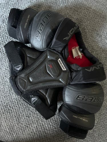 Small Junior Bauer Vapor X900 Lite Shoulder Pads (Used)