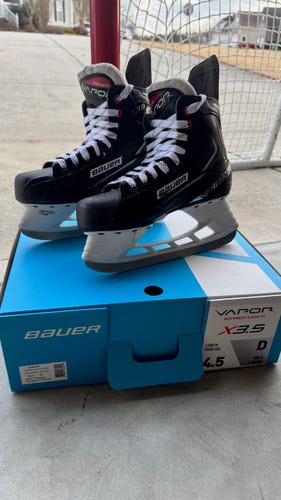 Bauer Vapor X3.5 Hockey Skates Regular Width Size 4.5 (Used)