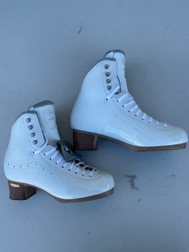 White Jackson Ultima Entré 2330 Figure Skates Size 5 R (New) 1719 ES2