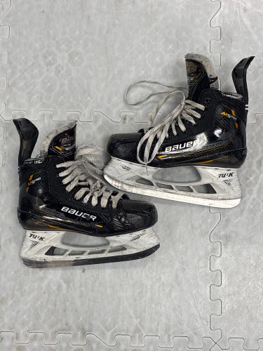 Senior Bauer Supreme M5 Pro Hockey Skates 7.5 (Used)