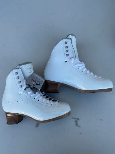 White Jackson Ultima Entré 2330 Figure Skates Size 5 W (New) 0305 ES2