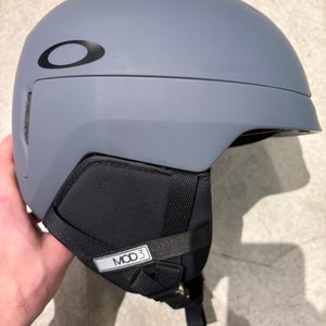 Gray Oakley MOD 3 BOA Mips Helmet | Small (New)