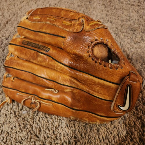 Nike Diamond Ready KDR 1400 RH Slowpitch Softball 14" Glove. Game Ready