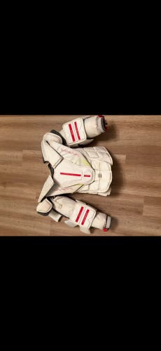 Medium 2024 Bauer Vapor Hyperlite 2 Goalie Chest Protector (Used)