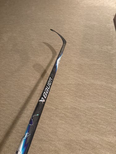 Intermediate Bauer Vapor FlyLite Right Handed Hockey Stick P28 65 Flex (New)
