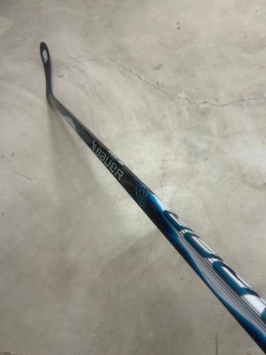 Intermediate Bauer Vapor FlyLite Right Handed Hockey Stick 55 Flex (New)