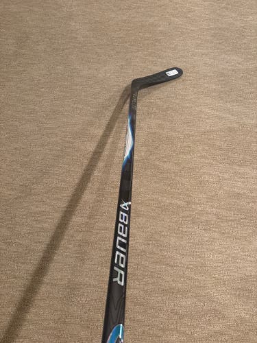 Intermediate Bauer Vapor FlyLite Right Handed Hockey Stick P92 65 Flex (New)