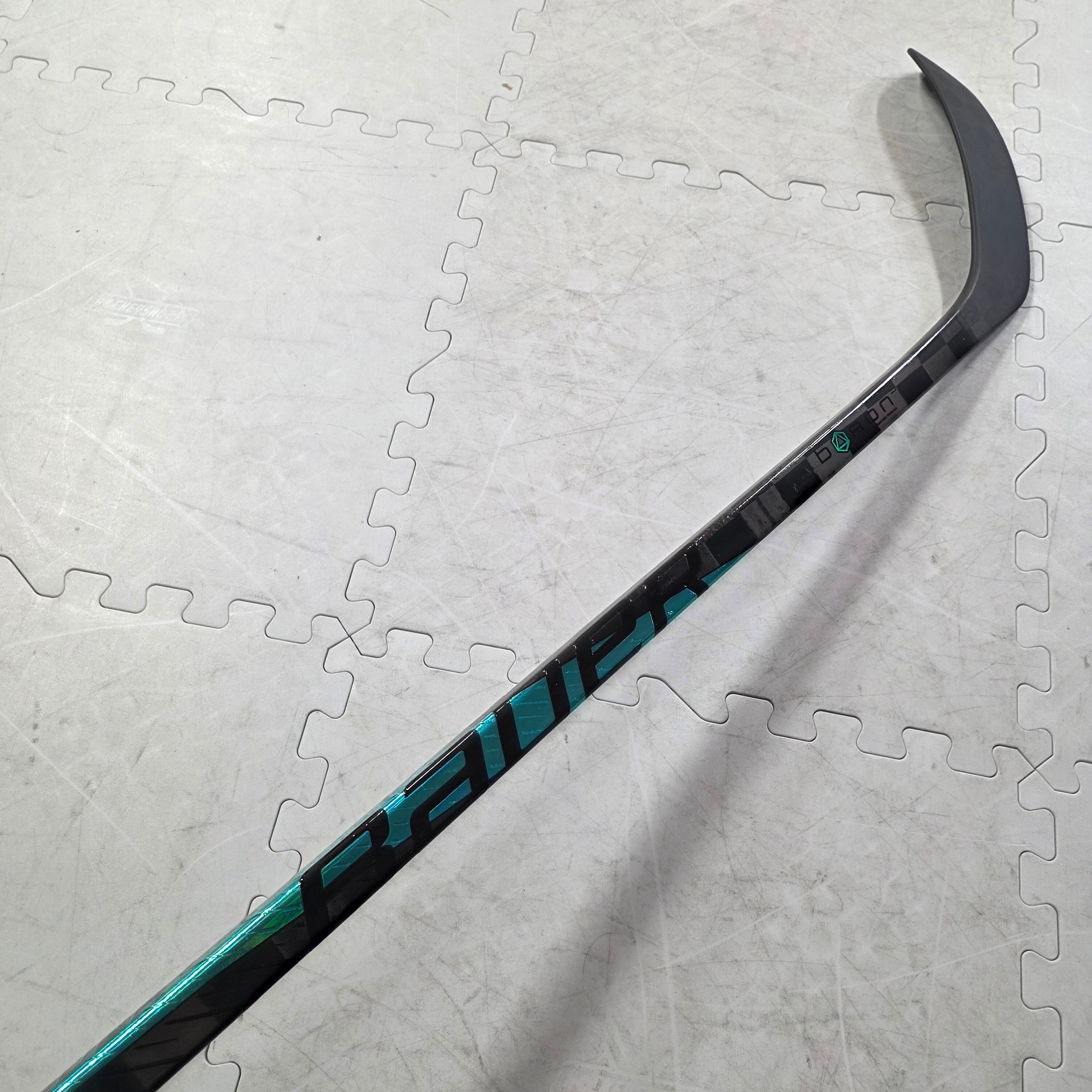 Single-Bauer Pulse RH P28 70 Flex Hockey Stick (New 